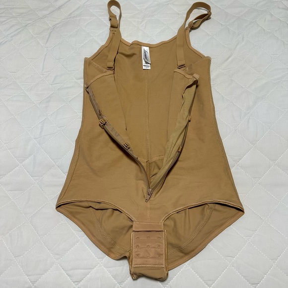 Classic bottom sculpting body shaper - Picture 8 of 14